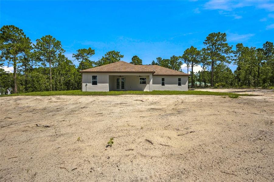 Exterior details and patio area of a home in , Dunnellon (Image 26).