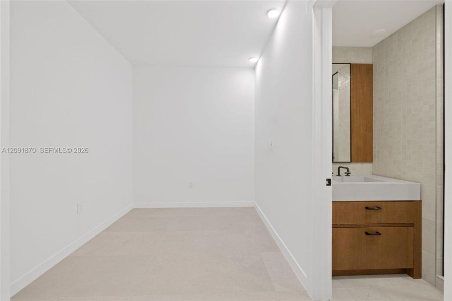 Spacious, unfurnished interior of a new home in , Miami (Image 42).