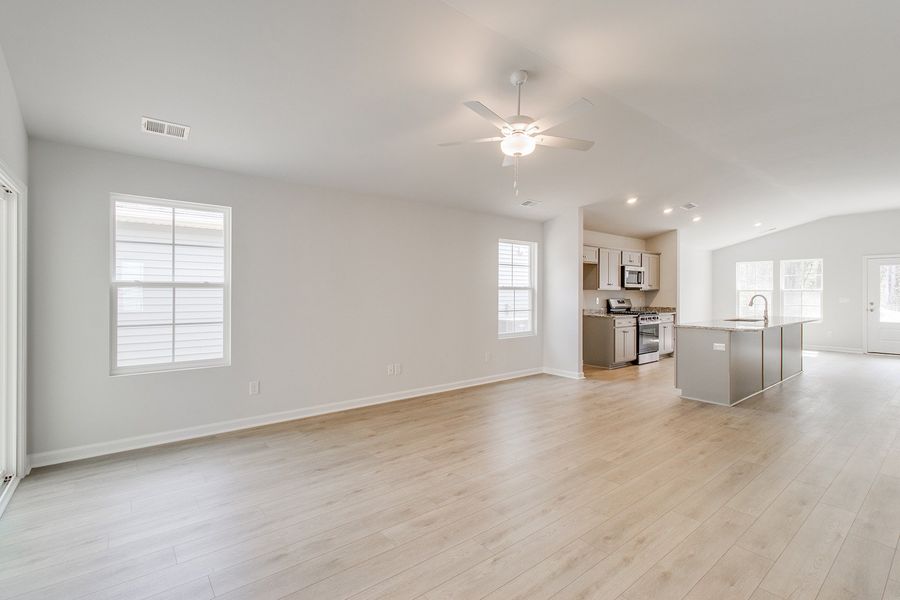 Spacious, unfurnished interior of a new home in Bluefield, Lexington (Image 17).