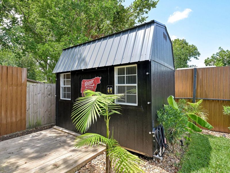 Exterior details and patio area of a home in , Bacliff (Image 3).