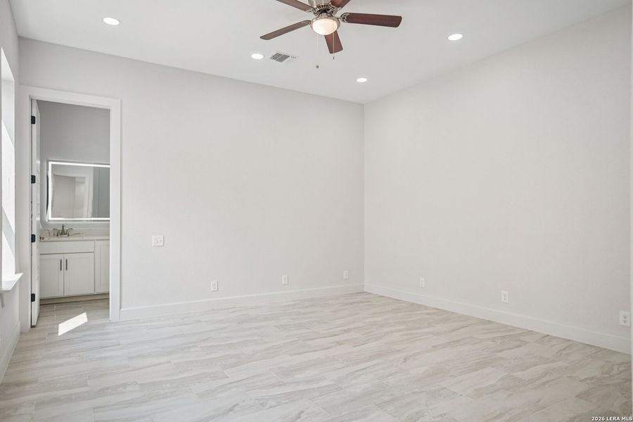 Spacious, unfurnished interior of a new home in , San Antonio (Image 40).