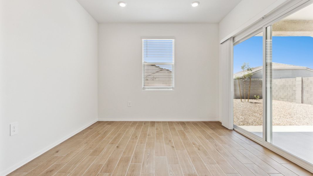Spacious, unfurnished interior of a new home in Rio Rancho Estates, Wittmann (Image 14).