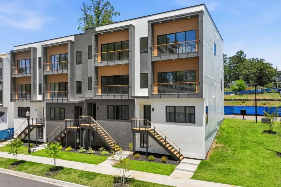 Condo located in Decatur, GA showcasing its design and architecture (Image 4).
