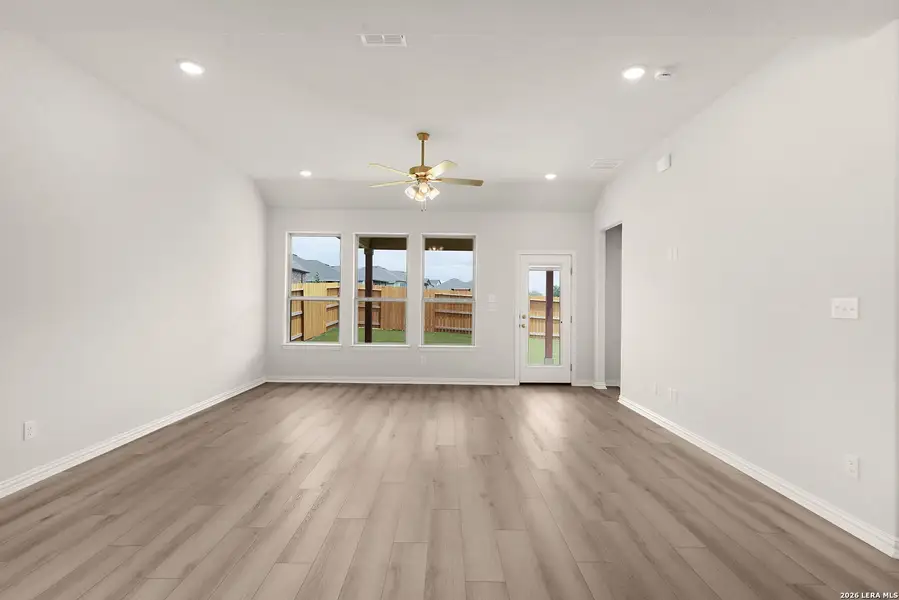 Spacious, unfurnished interior of a new home in Meyer Ranch - Enclave, New Braunfels (Image 8).