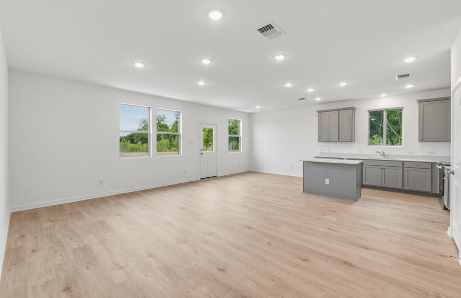 Spacious, unfurnished interior of a new home in County View, Temple (Image 37).