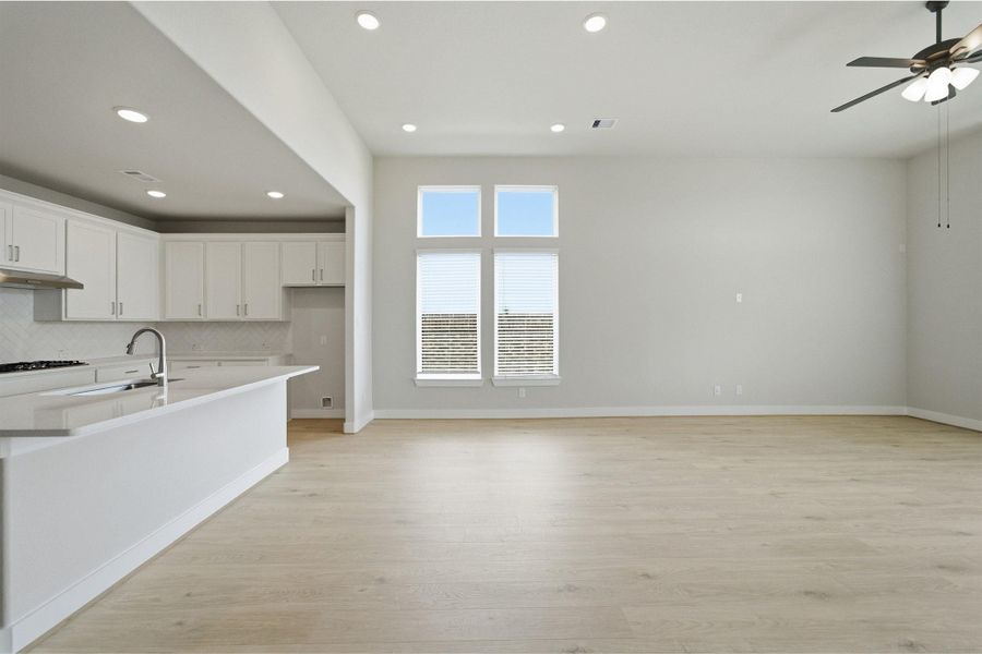 Spacious, unfurnished interior of a new home in Sunterra Lakes, Brookshire (Image 30). Spacious, unfurnished interior of a new home in Sunterra Lakes, Brookshire (Image 30).