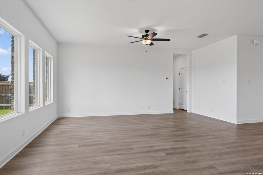 Spacious, unfurnished interior of a new home in Vista Ridge, Live Oak (Image 14).