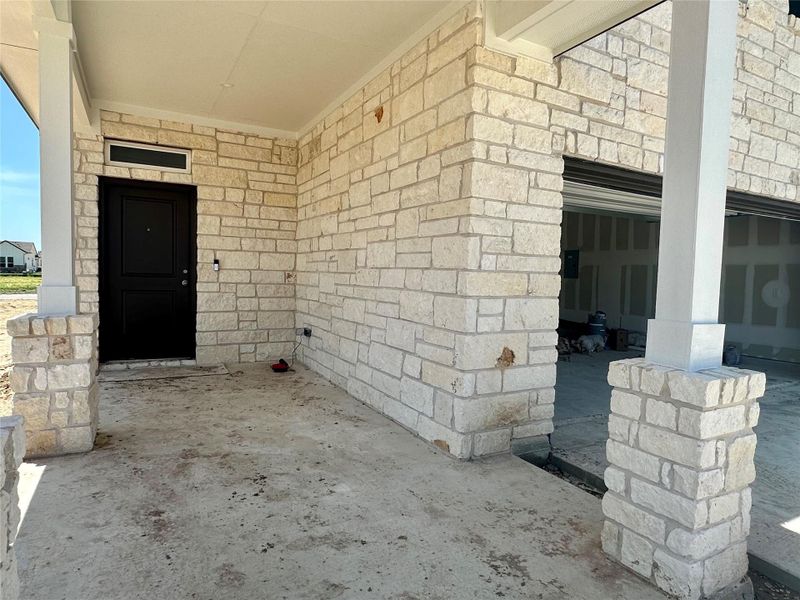 Exterior details and patio area of a home in Porter Country, Buda (Image 17).