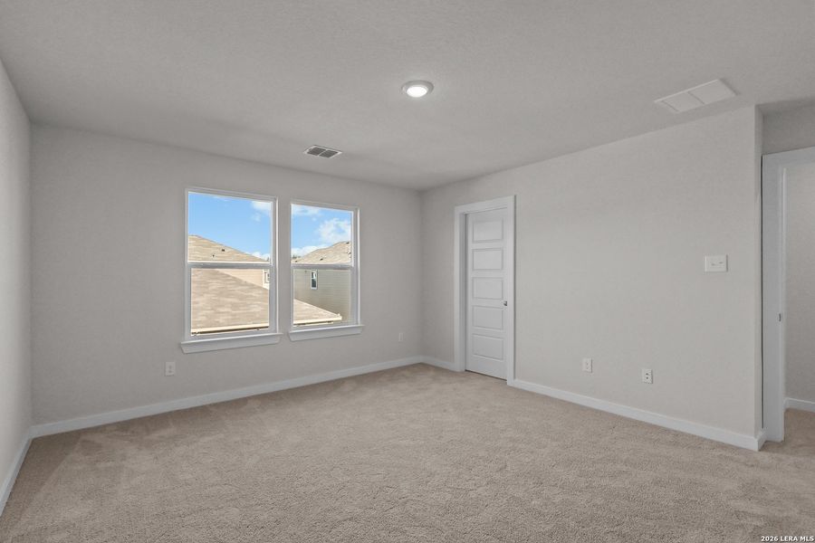 Spacious, unfurnished interior of a new home in Senna, Leon Valley (Image 10).