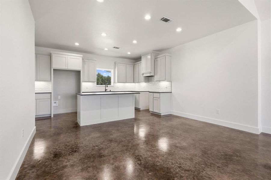 Spacious, unfurnished interior of a new home in , Windom (Image 16).