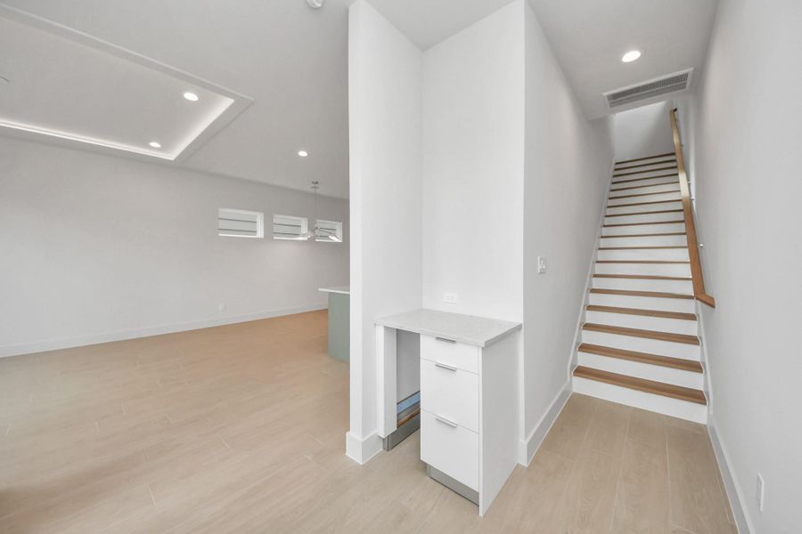 Spacious, unfurnished interior of a new home in Alicante, Houston (Image 30).