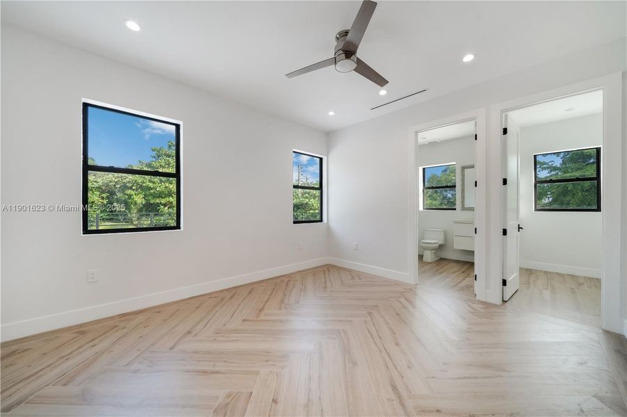Spacious, unfurnished interior of a new home in , Fort Lauderdale (Image 23).