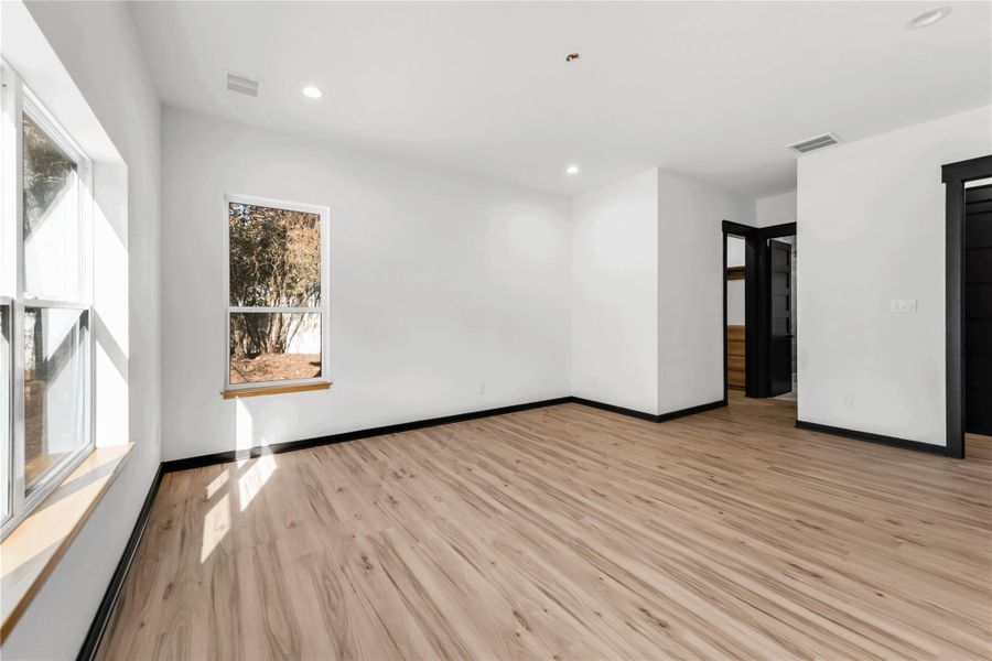 Spacious, unfurnished interior of a new home in , Willis (Image 21).
