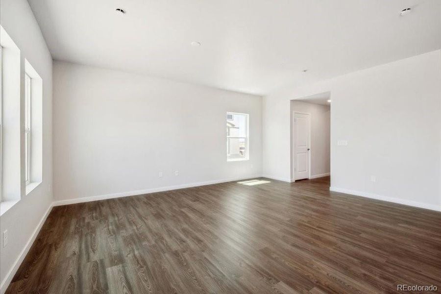 Spacious, unfurnished interior of a new home in Coyote Creek, Fort Lupton (Image 19).