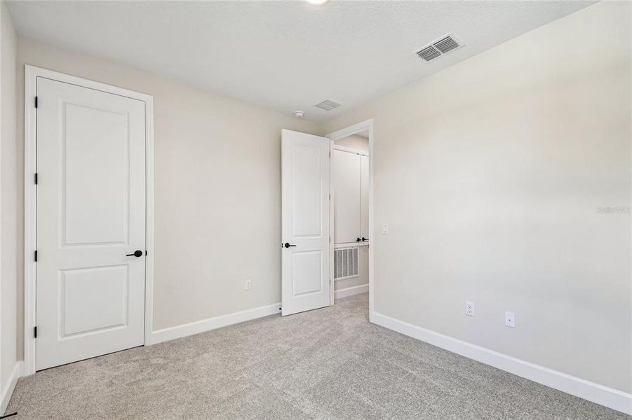 Spacious, unfurnished interior of a new home in Wolf Lake Ranch, Apopka (Image 10).