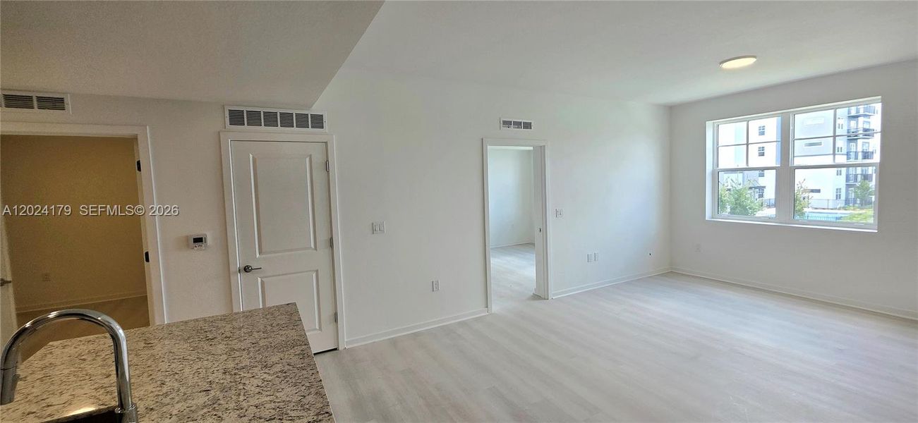 Spacious, unfurnished interior of a new home in , Orlando (Image 18).