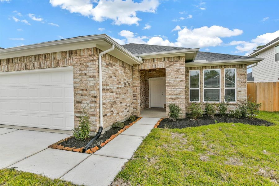 Exterior details and patio area of a home in King Oaks Village, Baytown (Image 20).