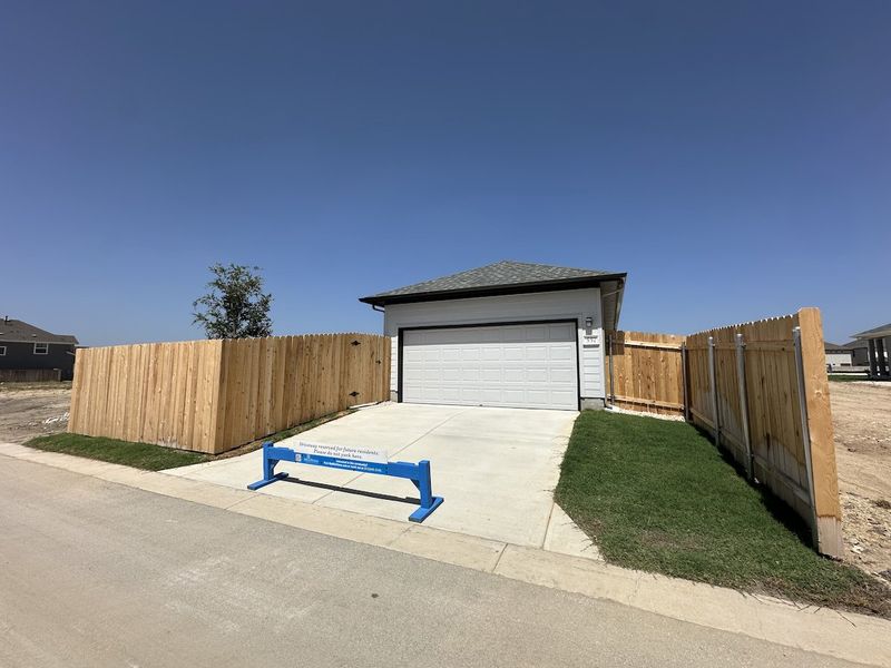 Exterior details and patio area of a home in Porter Country, Buda (Image 3).