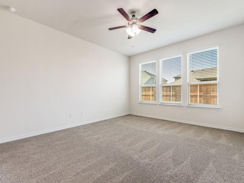 Carpeted bed room with baseboards and ceiling fan