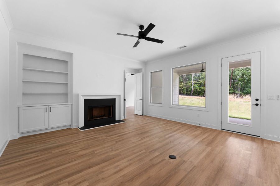Spacious, unfurnished interior of a new home in Lake Arrowhead, Waleska (Image 25).