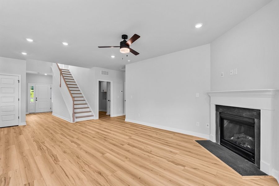 Spacious, unfurnished interior of a new home in Fieldstone, Lexington (Image 23).