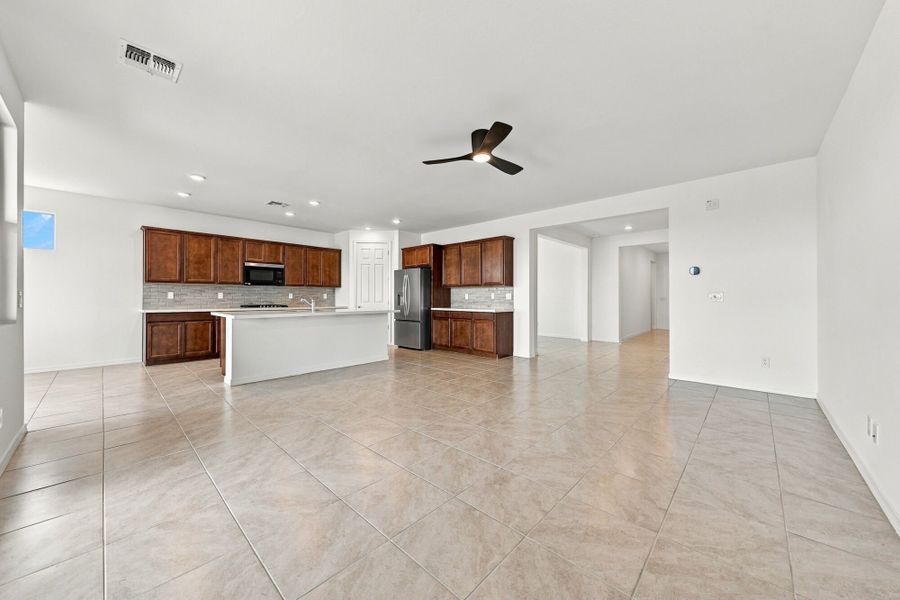 Spacious, unfurnished interior of a new home in Bella Vista Farms, San Tan Valley (Image 8). Spacious, unfurnished interior of a new home in Bella Vista Farms, San Tan Valley (Image 8).