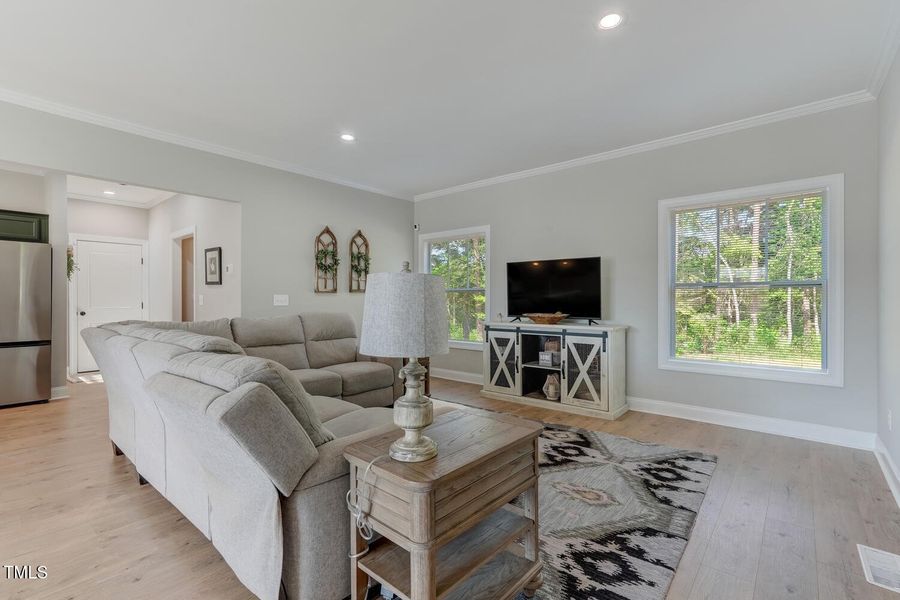 2467 Cherry Grove Rd-large-006-009-Livin