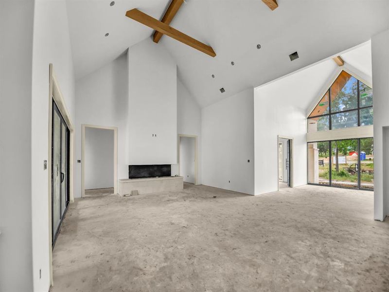 Spacious, unfurnished interior of a new home in , Weatherford (Image 8).