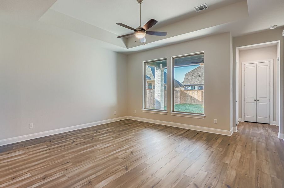 Spacious, unfurnished interior of a new home in 6 Creeks, Kyle (Image 9).