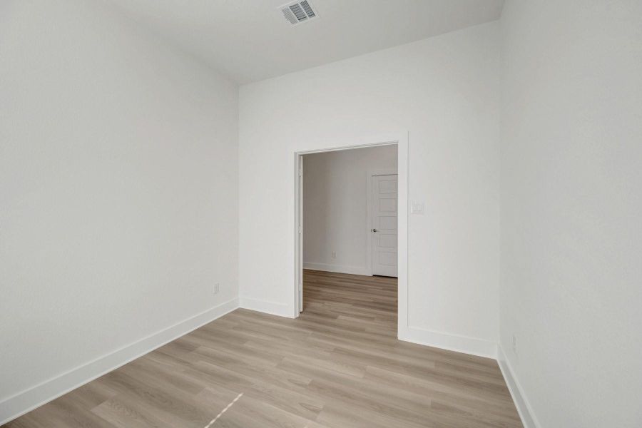 Spacious, unfurnished interior of a new home in Lago Mar, Santa Fe (Image 22).