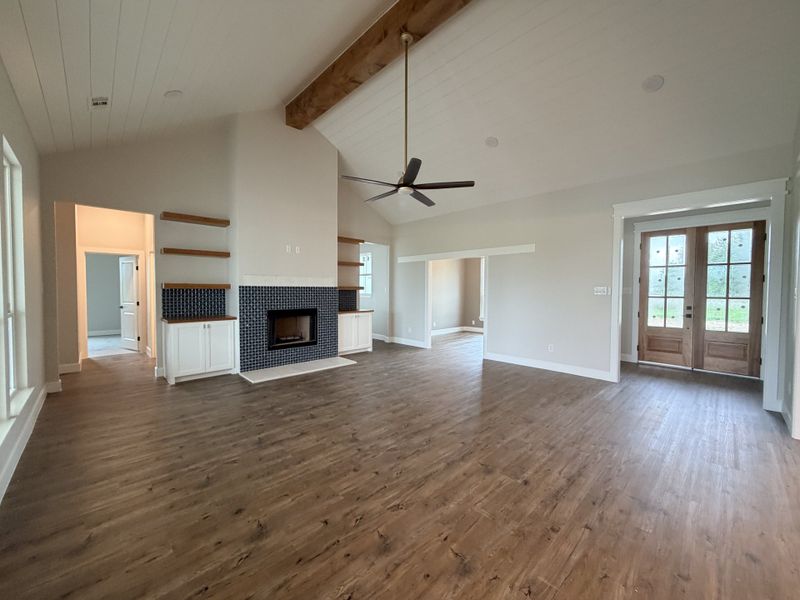 Spacious, unfurnished interior of a new home in Oak Water Ranch, Granbury (Image 17).