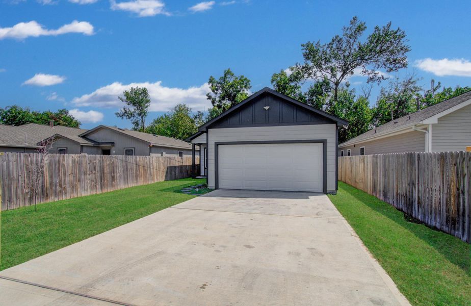 Front exterior of a new home in , Houston, TX, highlighting curb appeal (Image 1). Front exterior of a new home in , Houston, TX, highlighting curb appeal (Image 1).