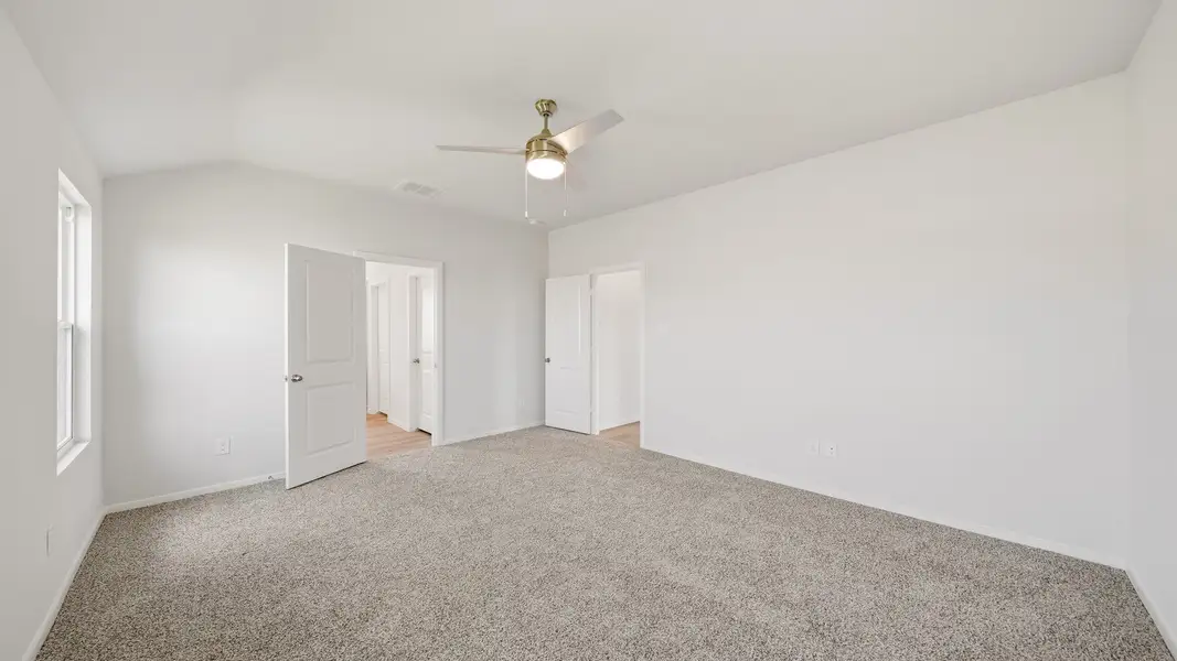Spacious, unfurnished interior of a new home in Sunterra Lakes, Brookshire (Image 19).
