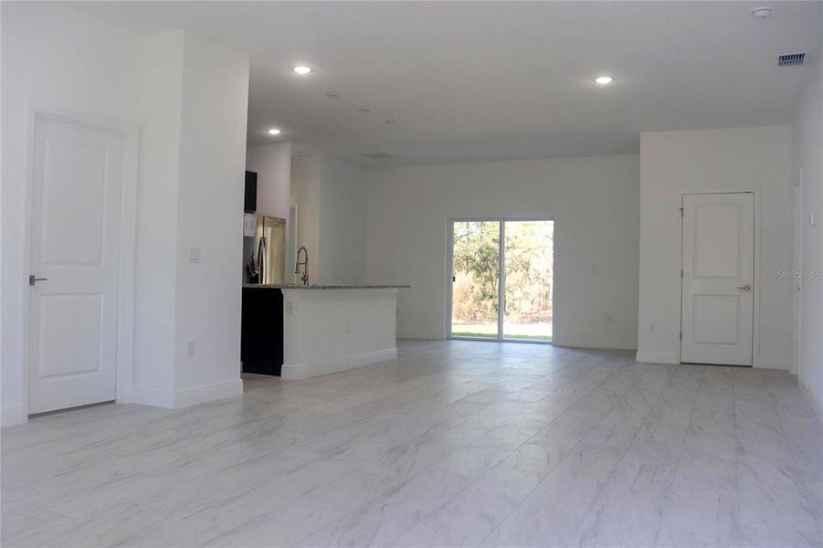 Spacious, unfurnished interior of a new home in , Citrus Springs (Image 28).