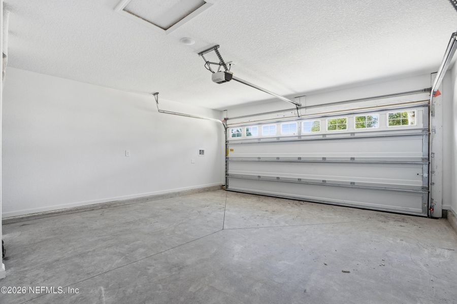 Spacious, unfurnished interior of a new home in , Jacksonville (Image 13).