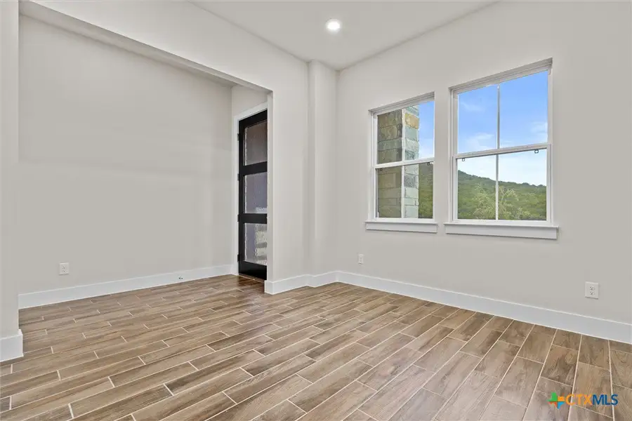 Spacious, unfurnished interior of a new home in Morningstar, Georgetown (Image 15).