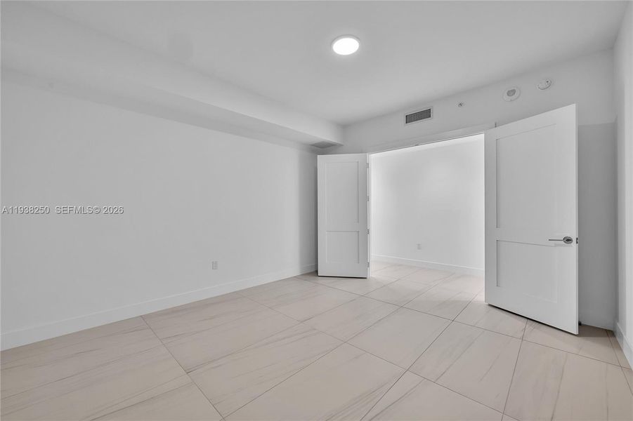 Spacious, unfurnished interior of a new home in , Fort Lauderdale (Image 58).