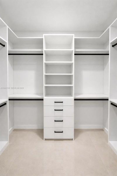 Spacious, unfurnished interior of a new home in , Cape Coral (Image 16).