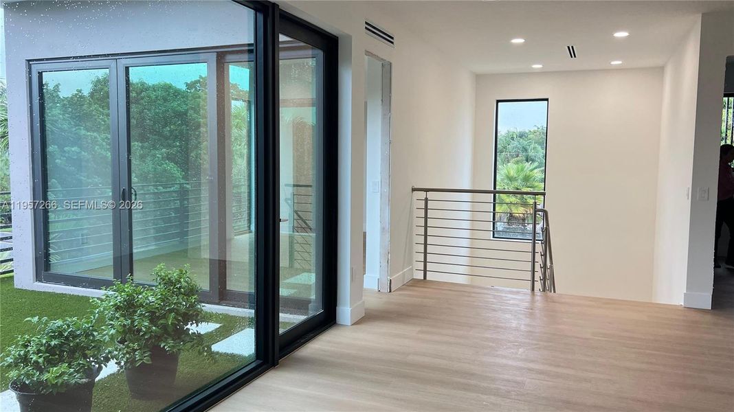 Spacious, unfurnished interior of a new home in , Fort Lauderdale (Image 18).