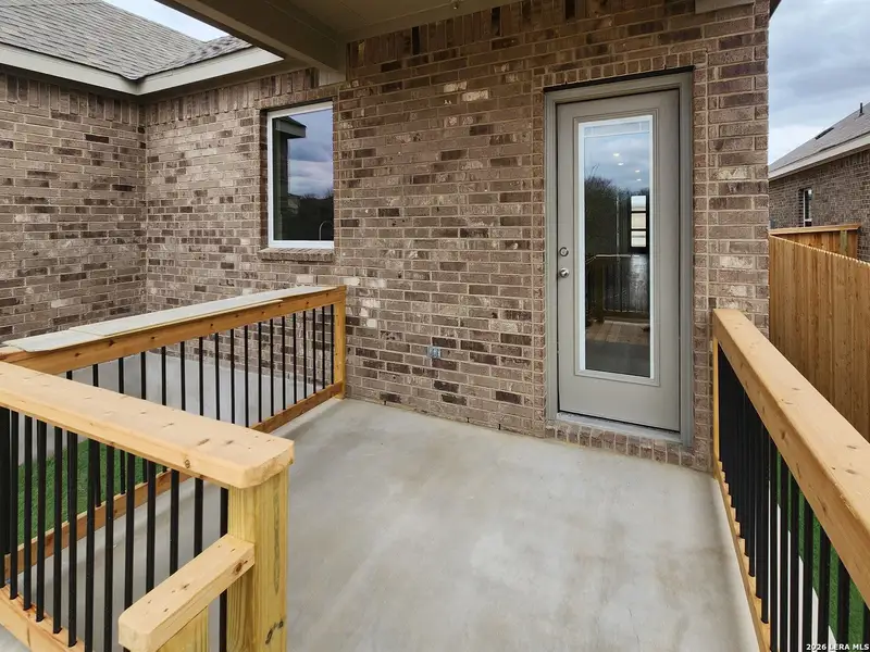 Exterior details and patio area of a home in Arcadia Ridge, San Antonio (Image 4).