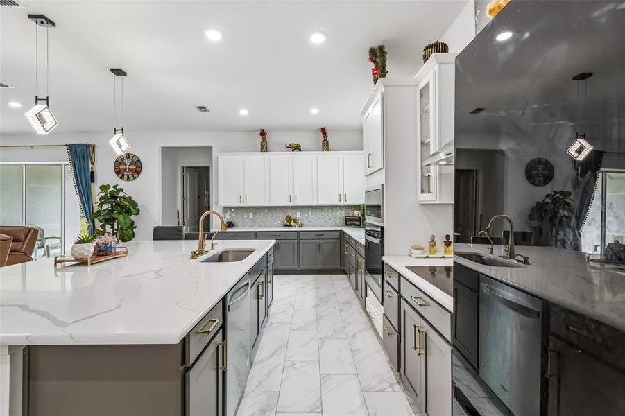 Furnished interior view inside a new home in , Orlando (Image 8).