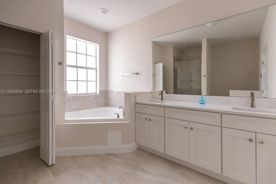 Furnished interior view inside a new home in , Tamarac (Image 37).