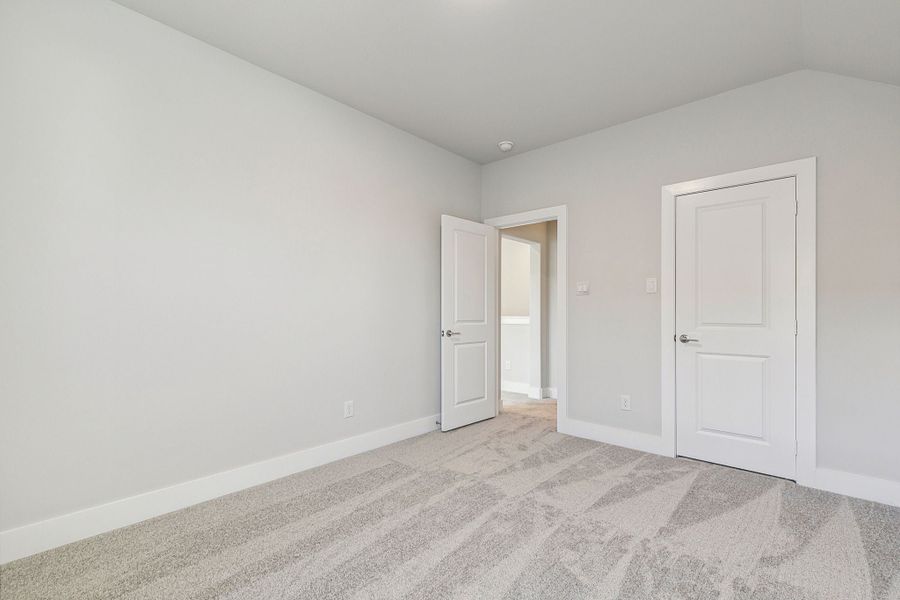 Spacious, unfurnished interior of a new home in Dove Hollow, Waxahachie (Image 29).