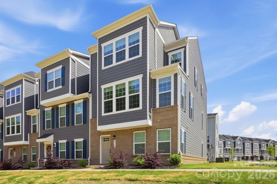 Condo located in Matthews, NC showcasing its design and architecture (Image 3).