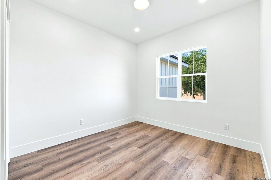 Spacious, unfurnished interior of a new home in , Bandera (Image 42).