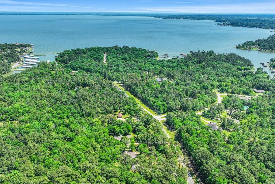 Breathtaking bird’s-eye view reveals the home’s unbeatable location in Cape Royale on beautiful Lake Livingston