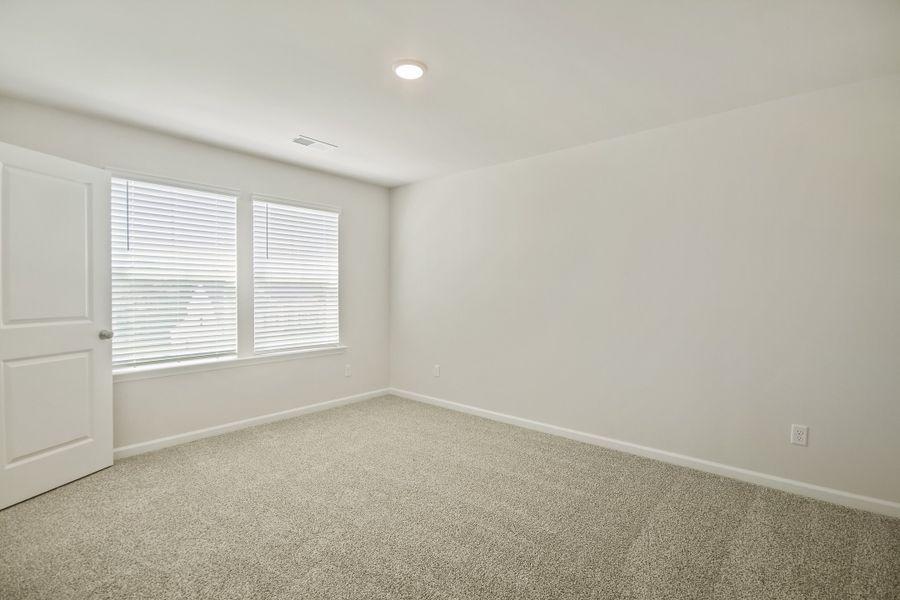 Spacious, unfurnished interior of a new home in Birdhaven, Lexington (Image 25).