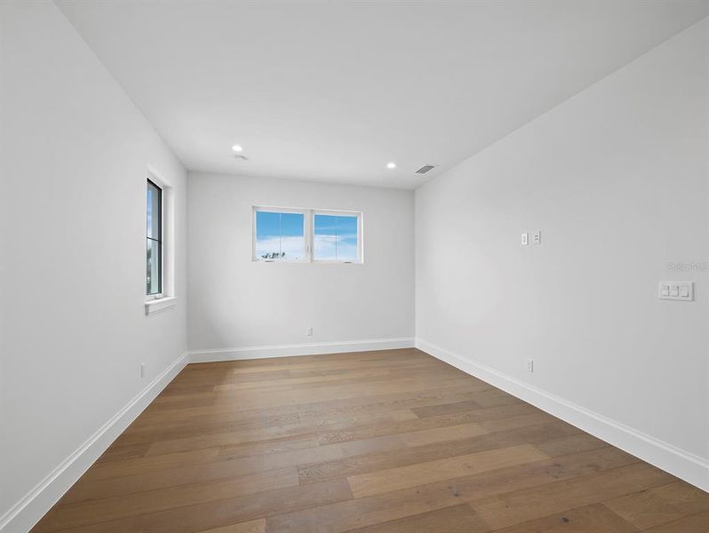 Spacious, unfurnished interior of a new home in , Sarasota (Image 61).