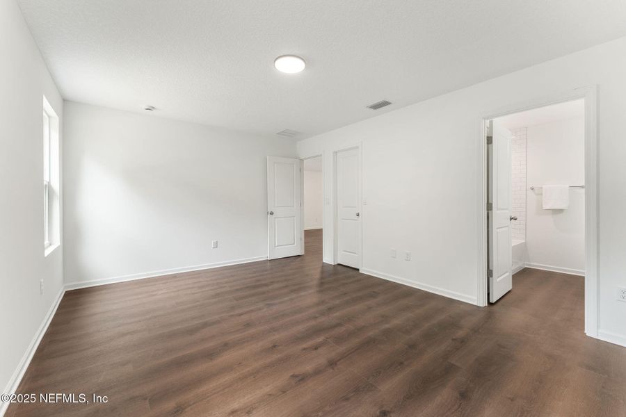 Spacious, unfurnished interior of a new home in , Green Cove Springs (Image 23).