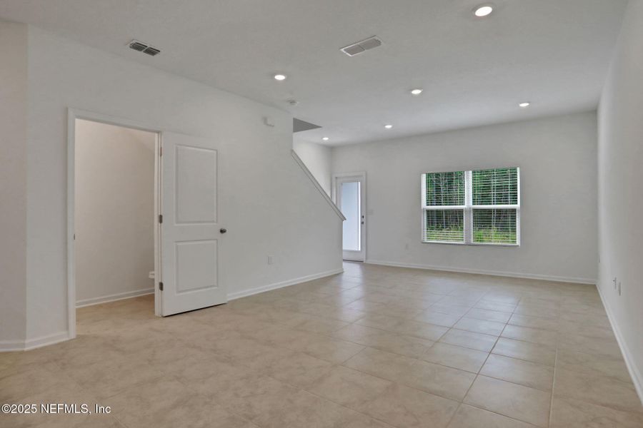 Spacious, unfurnished interior of a new home in , Middleburg (Image 32).